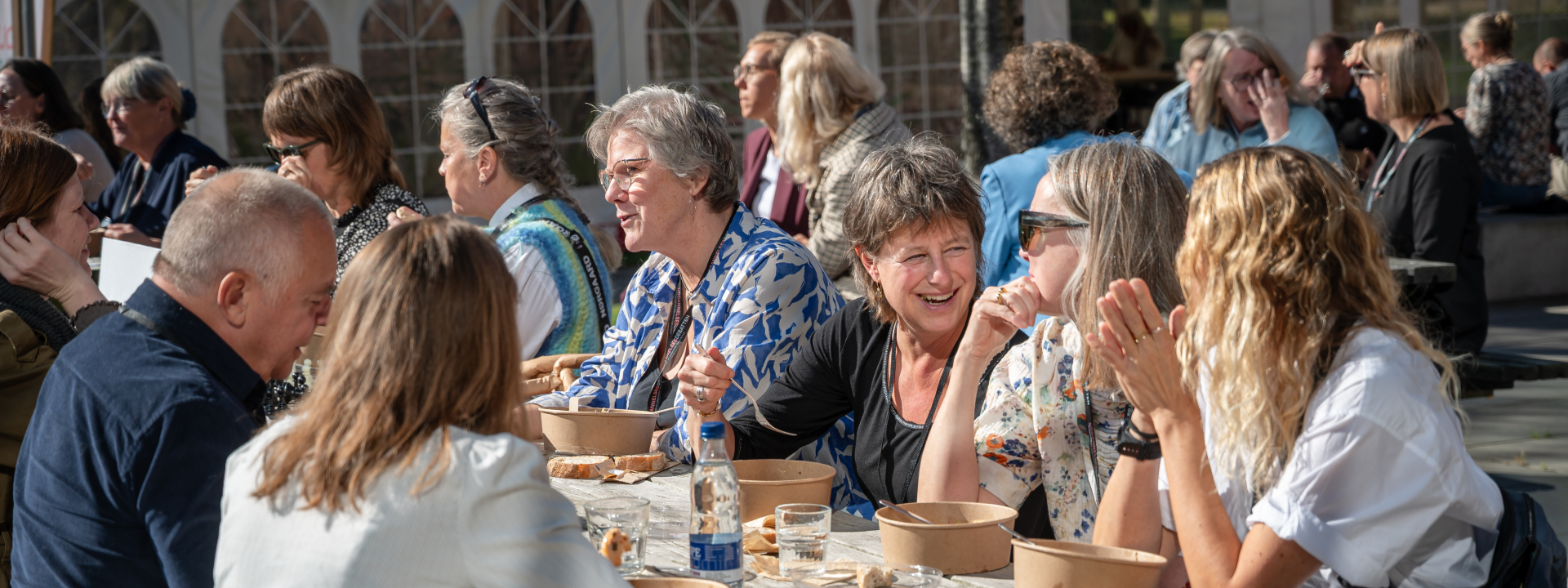 Mennesker på bænk til Uddannelsesdebatten