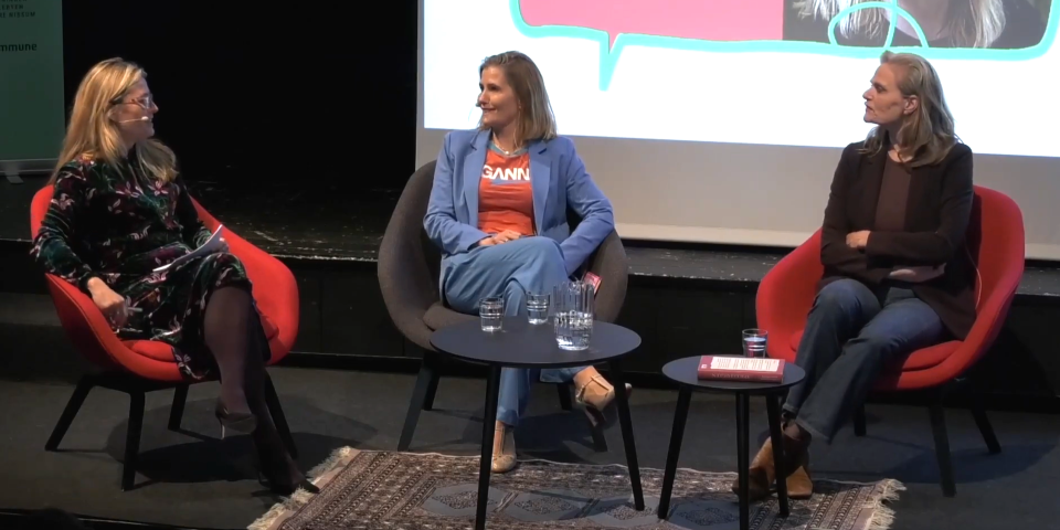 Anne Sophia Hermansen, Anna Libak og Sørine Gotfredsen sidder på stole på scene