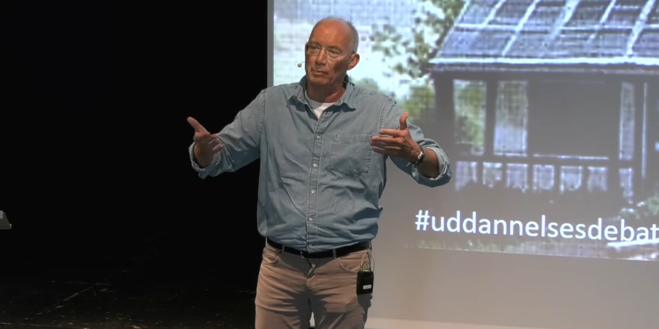 Niels Krause-Kjær taler på scenen til Uddannelsesdebatten 2026
