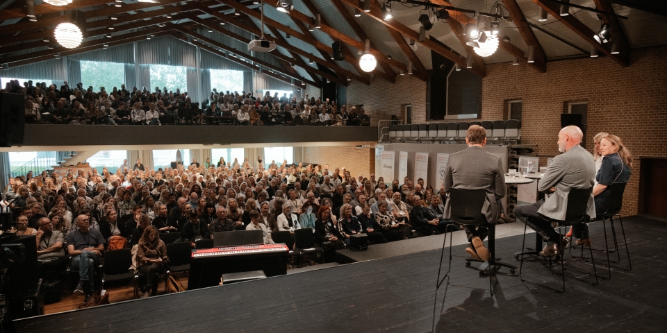Debattører på scenen foran publikum til Uddannelsesdebatten 2026