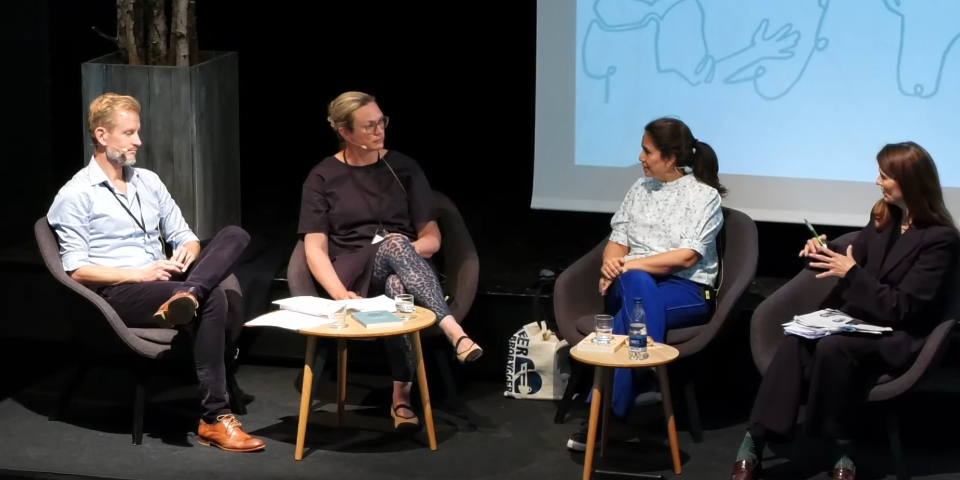 Fire personer sidder og snakker