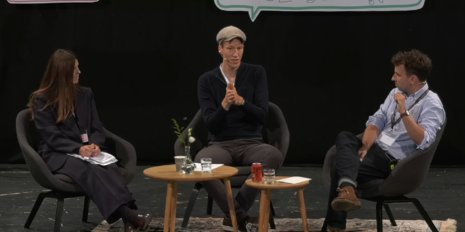 Tre personer sidder og snakker