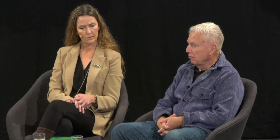 Kvinde og mand sidder og snakker