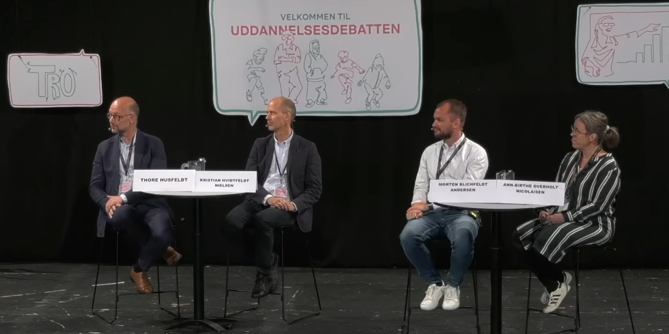 Fire personer sidder og snakker