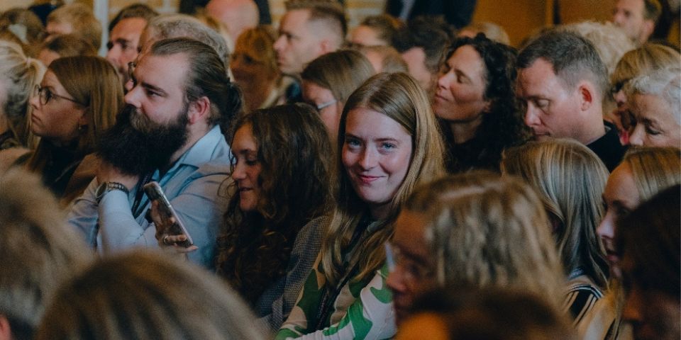 Pressefoto folk i salen Uddannelsesdebat