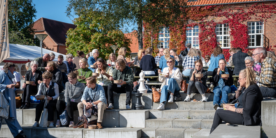 Folk sidder på en trappe